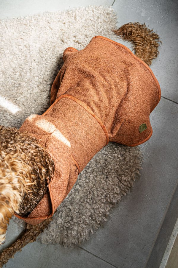 RAWR pets handgemaakt badjas badstof katoen cognac bruin aardetinten oranje terracotta labradoodle wassen douchen dog care verzorging