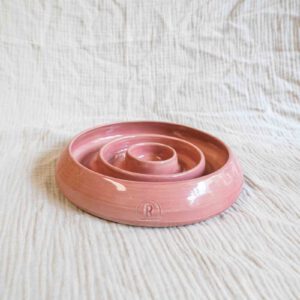 honden huisdieren slow feeder dog bowl eetbak keramiek weeping plum rood paars roze enrichment handgemaakt keramiek