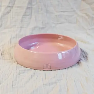 honden huisdieren slow feeder dog bowl eetbak keramiek roze pink paars lila enrichment handgemaakt keramiek